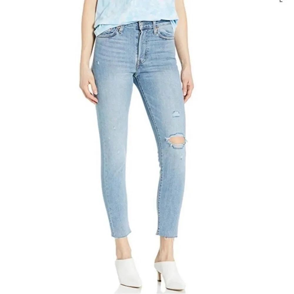 ✨Levi’s Wedgie Skinny Light Wash Button Fly Raw Hem Sz 26 Jeans✨